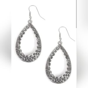 Paparazzi ♥ Royal Treatment - Silver ♥ Earrings